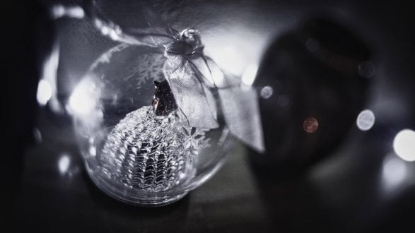 5-3794_kenlee_slenesbaby-Christmas-lights_201214_2146_¹⁄₃₀ sec_ISO 3200_lensbaby-blur-Christmas-Photofocus-2-globe-film noir 2560x1440px HEADER