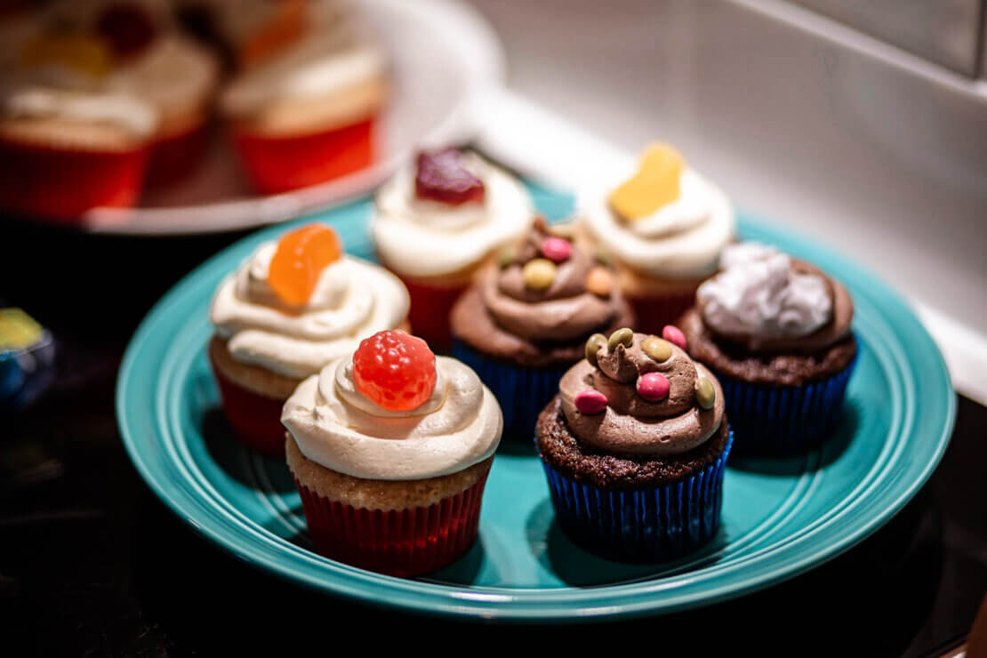 cupcakes on plate