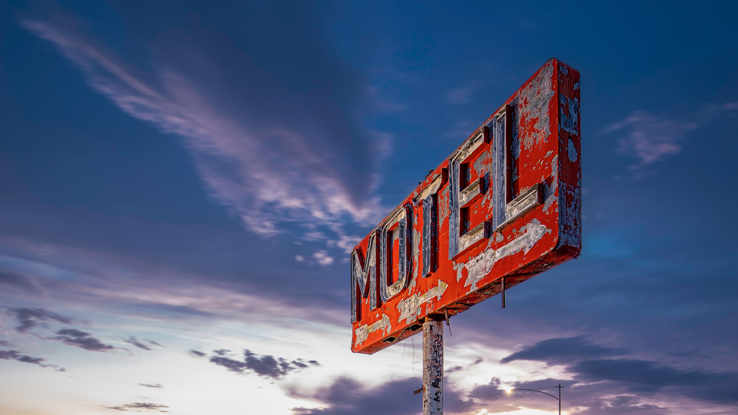 4351_kenlee_route66-mojave_210622_2031_20sf14iso00_yucca-motel-sign-blue-hour-sunset_HEADER-PHOTOFOCUS